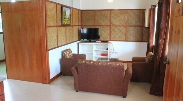 ห้องดีลักซ์ | บริเวณนั่งเล่น | ทีวีจอแบน 32 นิ้ว พร้อมช่องเคเบิล, ทีวี, เครื่องเล่นดีวีดี