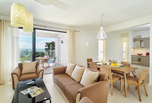 Apartamento, 3 habitaciones | Zona de estar | Una televisión LCD