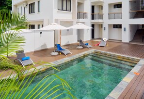 Ulkouima-allas, aurinkovarjoja, aurinkotuoleja