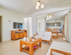 Appartement Penthouse, 3 chambres, vue sur la mer | Aire de séjour | Téléviseur ACL
