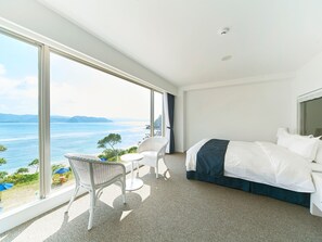 Värdeförvaringsskåp på rummet, skrivbord och strykjärn/strykbräda