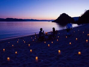 På stranden