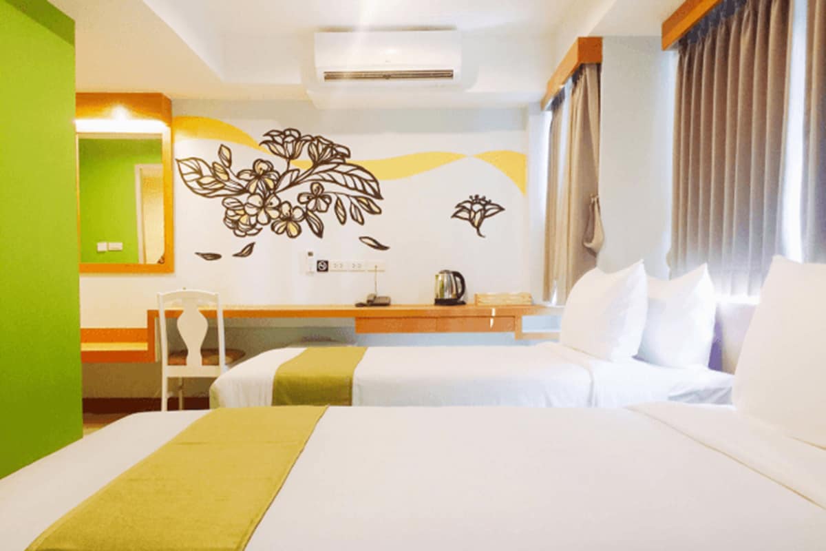 Minibar, in-room safe, desk, WiFi (free)