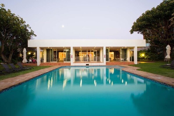 Outdoor pool, sun loungers - Summerstrand Hotel (Port Elizabeth)