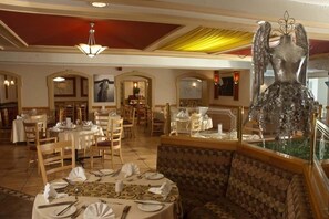 Breakfast and dinner served, international cuisine - Summerstrand Hotel (Port Elizabeth)