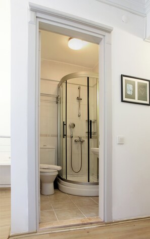 標準雙人房 | 浴室 | 淋浴設備、免費盥洗用品、吹風機、毛巾