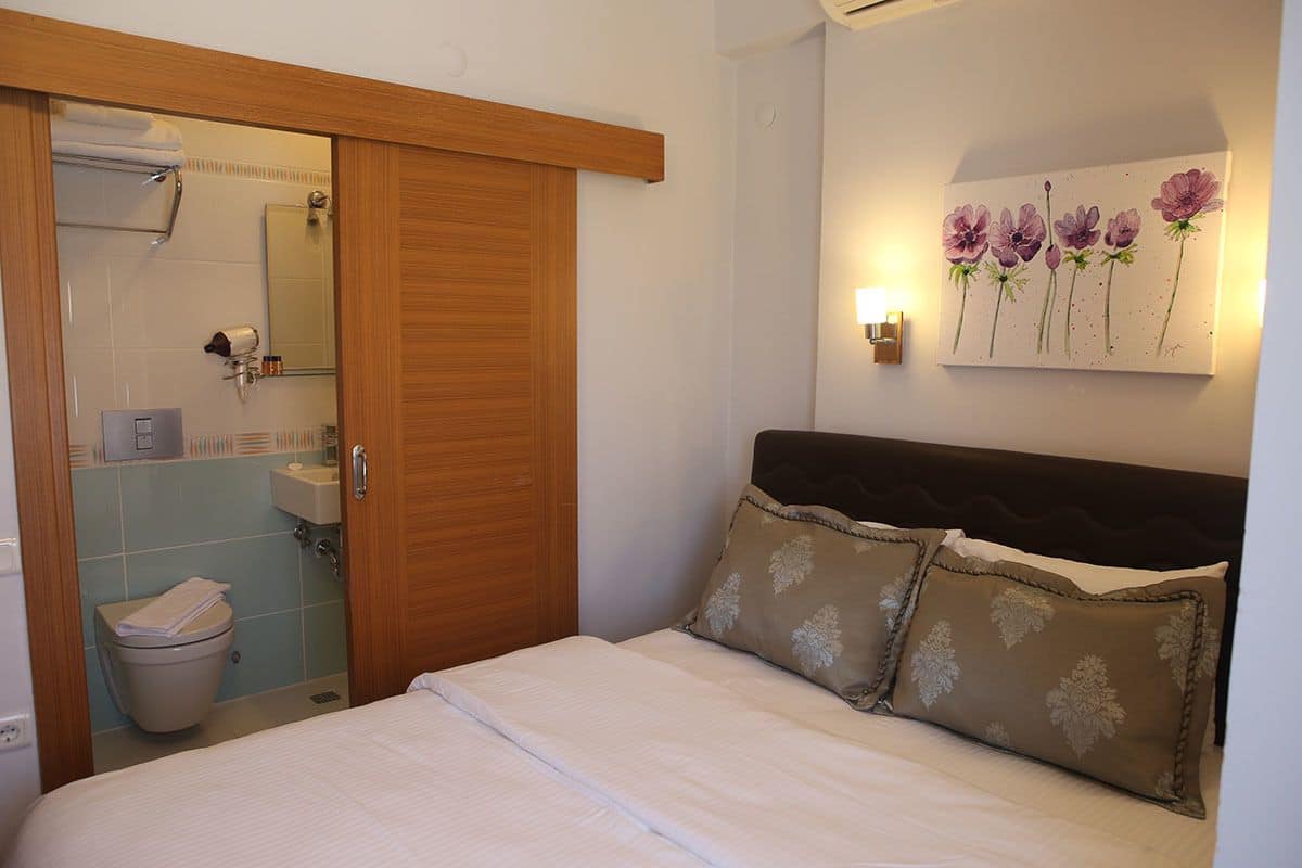 Standard Room | 1 bedroom, iron/ironing board, free WiFi, bed sheets
