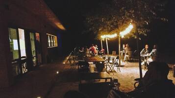 Frühstück und Abendessen, lokale Küche