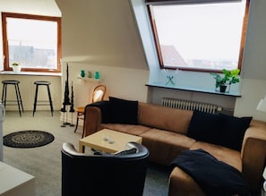 Familien-Dreibettzimmer, 1 Schlafzimmer | Wohnbereich | 20-Zoll-Flachbildfernseher mit Kabelempfang, Fernseher