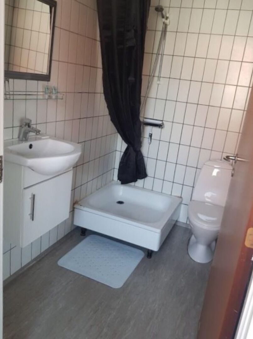single room, 1 single bed | bathroom | shower, eco-friendly toiletries, hair dryer, towels
