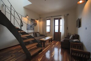 Deluxe Duplex, Jetted Tub, Sea Facing | Living room | LCD TV