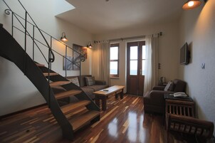 Deluxe Duplex, Jetted Tub, Sea Facing | Living room | LCD TV