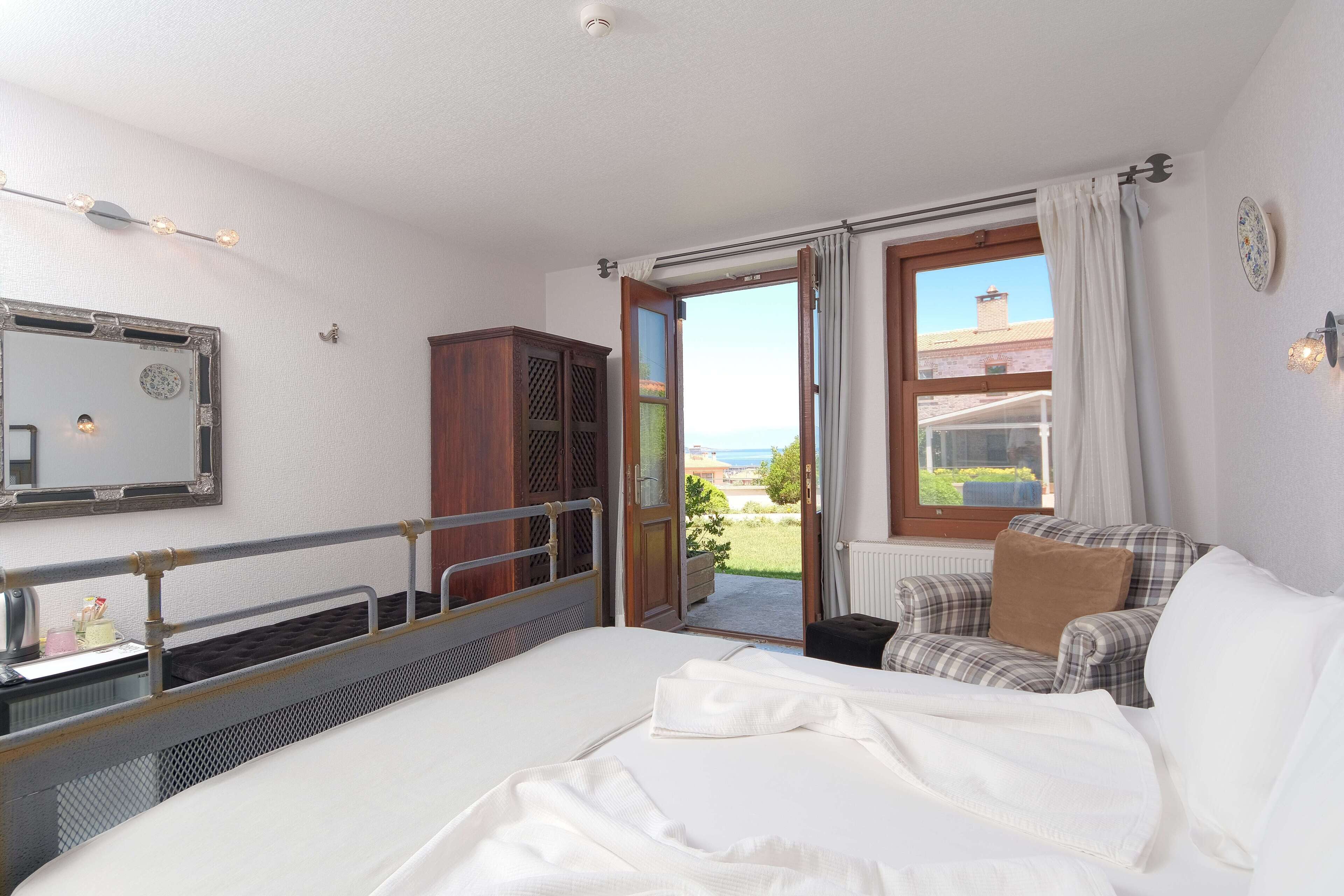 double room, balcony, sea view | 1 bedroom, minibar, in-room safe, desk