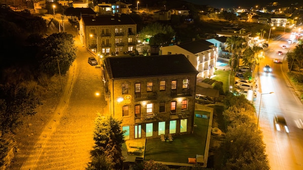 Fassade der Unterkunft – Abend/Nacht