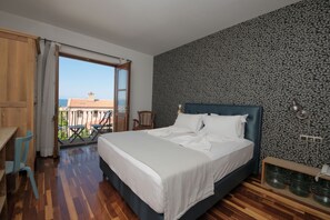 Doppelzimmer, Balkon, Meerblick | Minibar, Zimmersafe, Schreibtisch, schallisolierte Zimmer