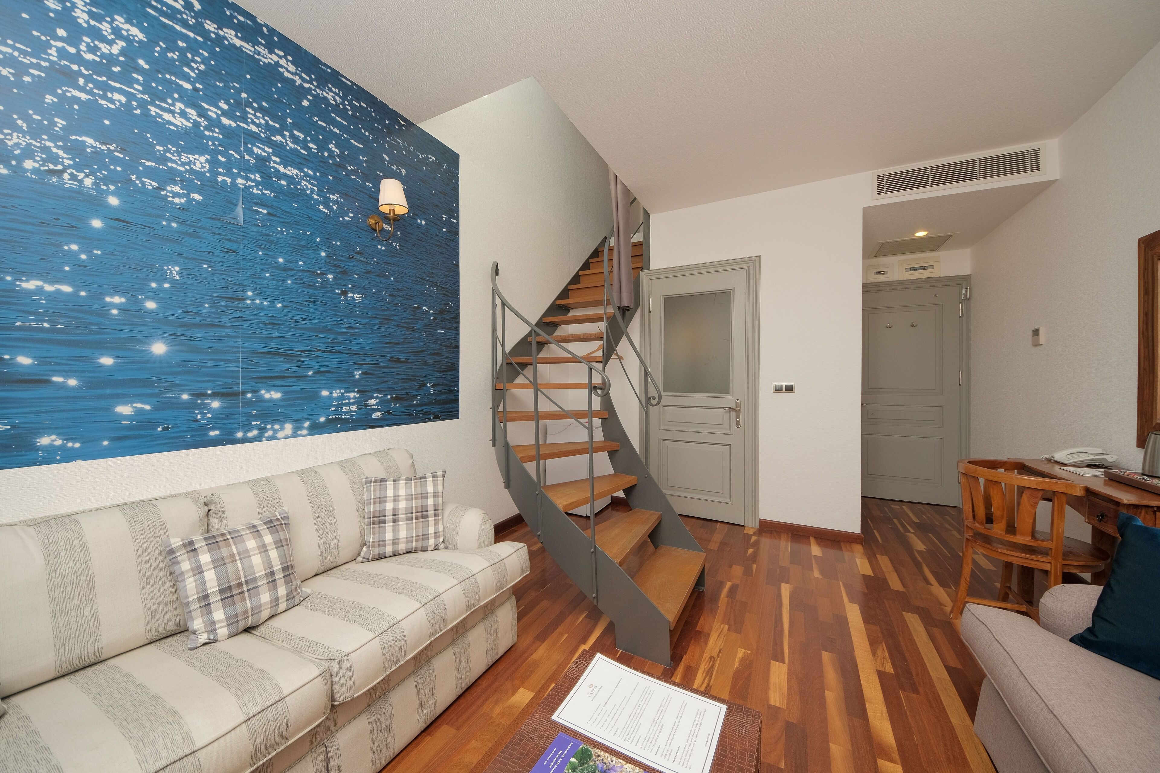 deluxe duplex, jetted tub, sea facing | 1 bedroom, minibar, in-room safe, desk