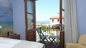 Habitación con 2 camas individuales, balcón, vista al mar | 1 habitación, minibar, caja de seguridad en la habitación y escritorio