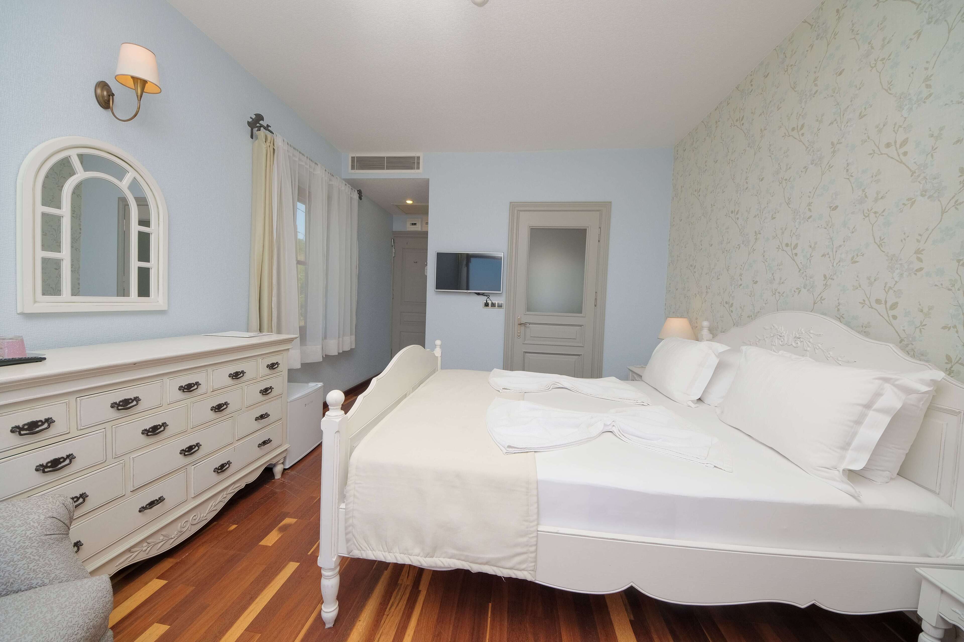 double room, balcony, sea view | 1 bedroom, minibar, in-room safe, desk