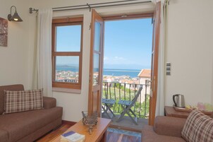 Deluxe Duplex, Jetted Tub, Sea Facing | Minibar, in-room safe, desk, soundproofing