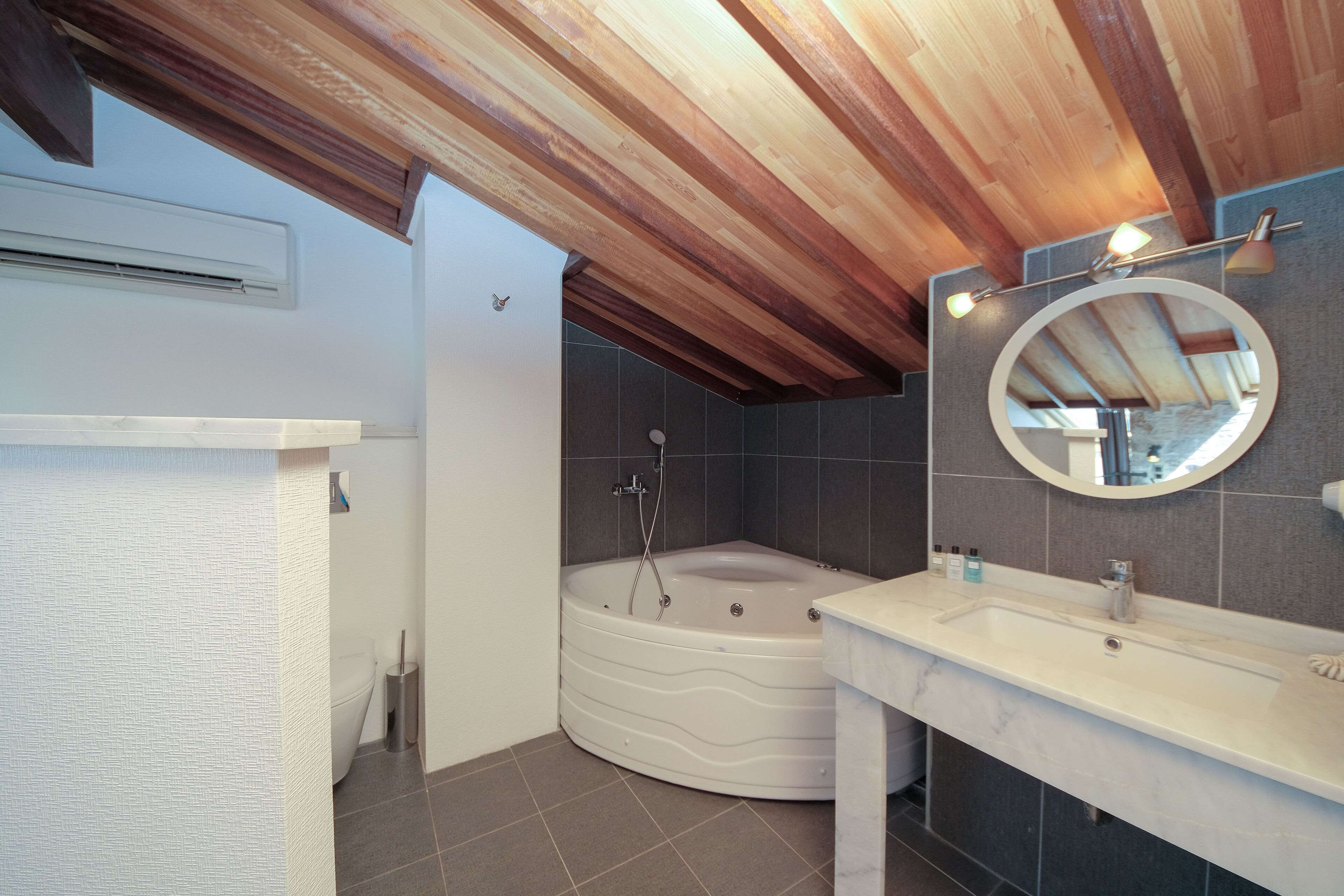 deluxe duplex, jetted tub, sea facing | bathroom | shower, free toiletries, hair dryer, slippers