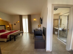 Minibar, Zimmersafe, Schreibtisch, schallisolierte Zimmer