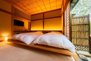 In-room safe, free WiFi, bed sheets