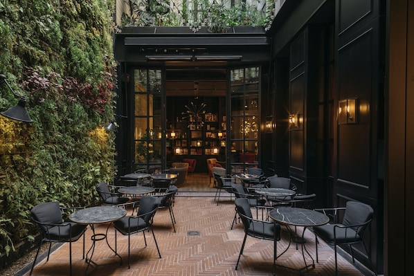 Se sirven desayunos, comidas y cocina mediterránea con vista al jardín