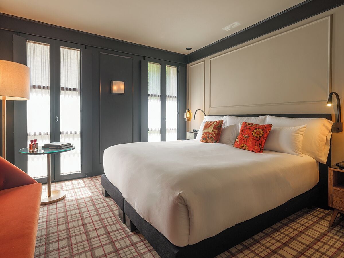 Medium | Artículos del minibar gratis y caja de seguridad en la habitación 