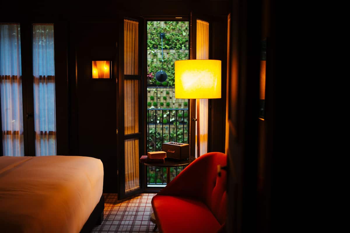 Medium | Ropa de cama de alta calidad y artículos del minibar gratis