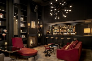 Bar en la azotea, con vista a la alberca, abre todos los días