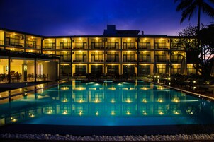 2 piscinas al aire libre, sombrillas, sillones reclinables de piscina