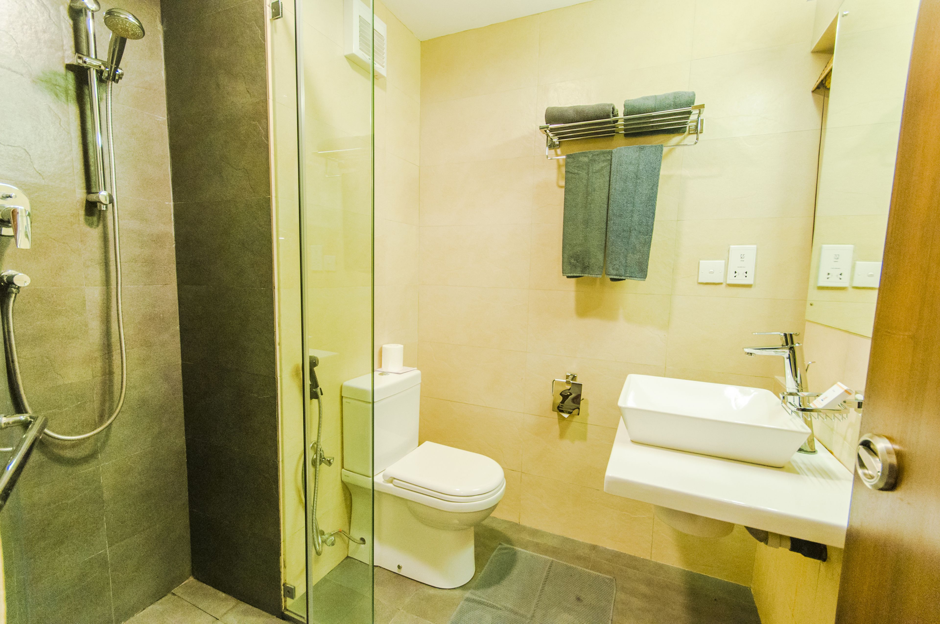 shower, rainfall showerhead, free toiletries, hair dryer