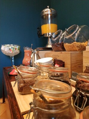 Daily continental breakfast (EUR 14 per person)