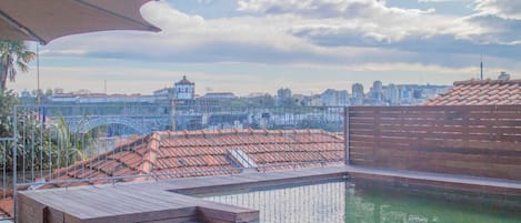 Una piscina al aire libre (de 09:30 a 18:30), sombrillas, tumbonas