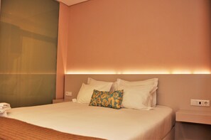 公寓, 1 间卧室, 河景 | 办公桌、遮光窗帘、隔音、熨斗/熨衣板