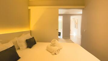 Leilighet – superior, hageutsikt | Skrivebord, blendingsgardiner, lydisolert og strykejern/-brett