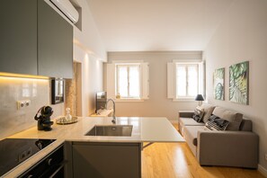 One Bedroom Apartment - Street View | 起居区 | 平板电视