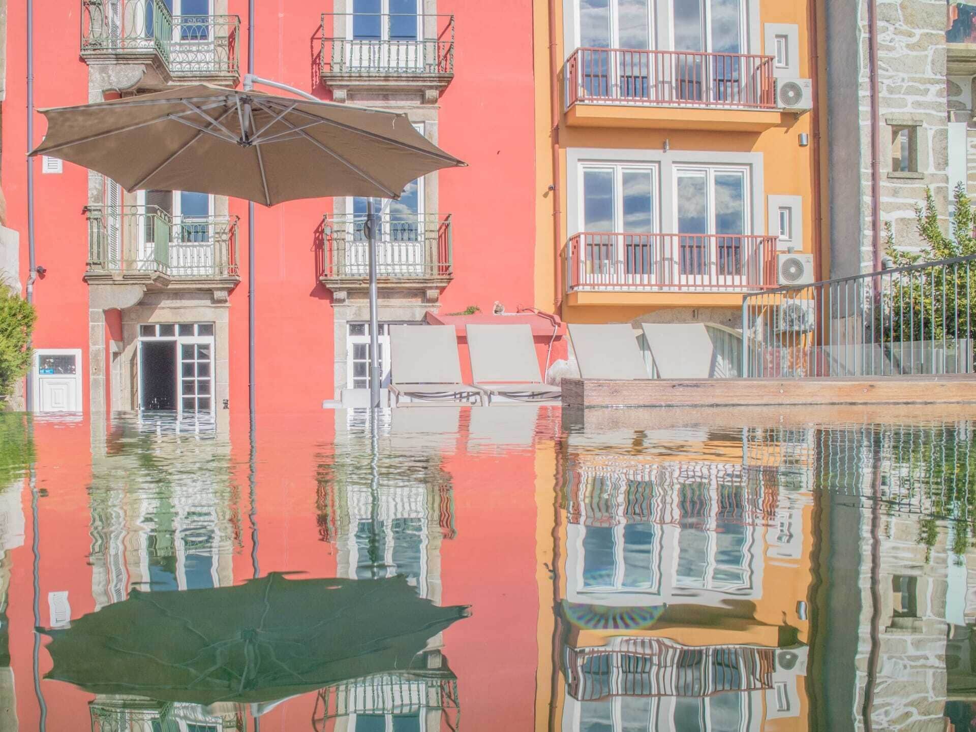 Ulkouima-allas avoinna 9.30–18.30, aurinkovarjoja, aurinkotuoleja