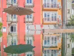 室外游泳池，09:30 至 18:30 开放，池畔遮阳伞，日光浴躺椅