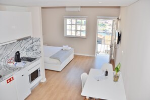 开间, 河景 | 办公桌、遮光窗帘、隔音、熨斗/熨衣板