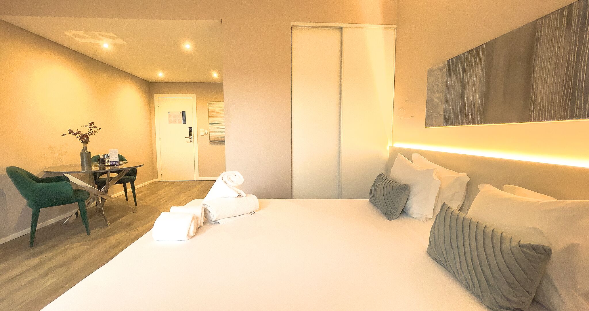 开间, 河景 | 办公桌、遮光窗帘、隔音、熨斗/熨衣板