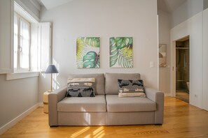 One Bedroom Apartment - Street View | 起居区 | 平板电视