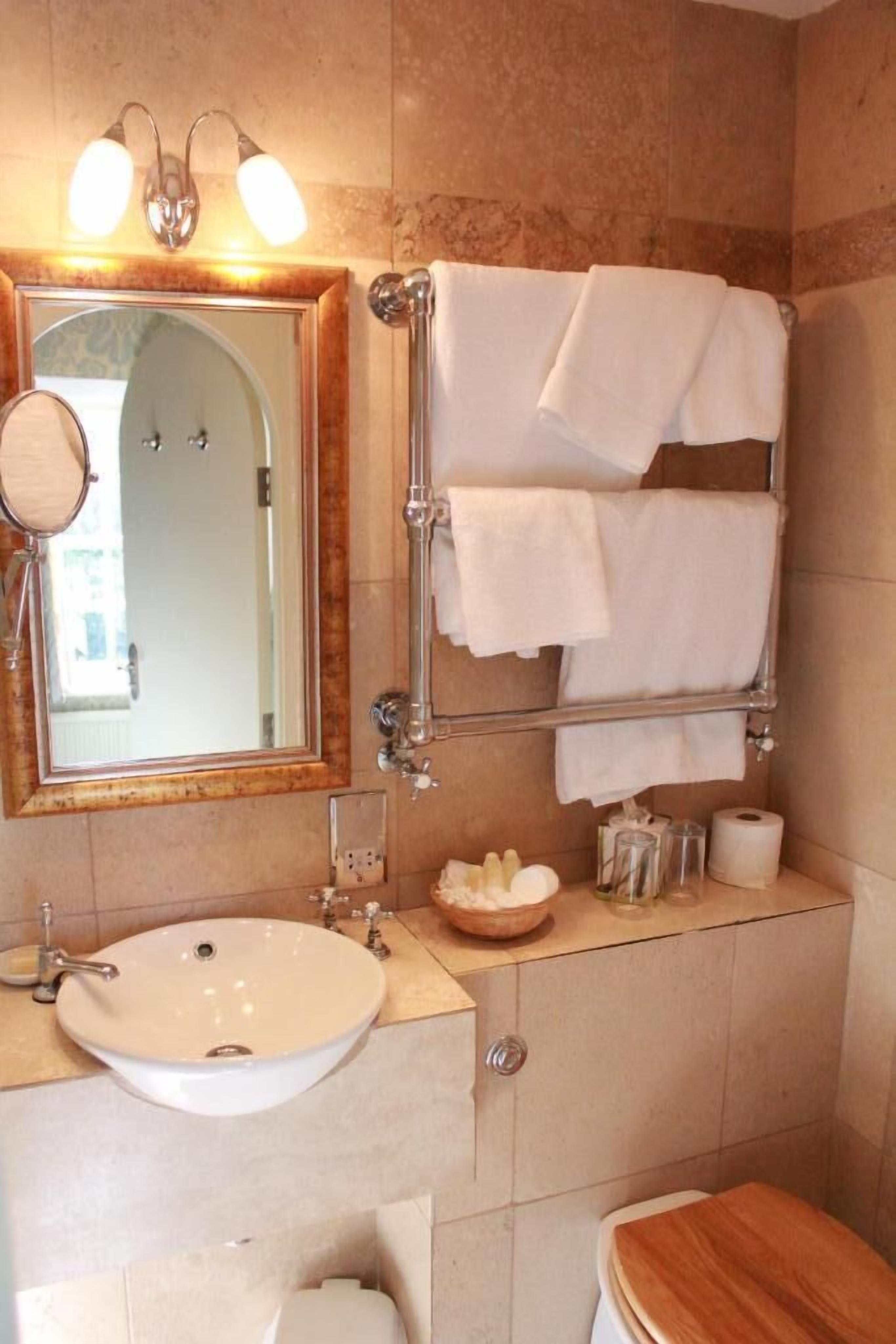 Standard Room, 1 Double Bed (Small with Shower) | Bathroom | Designer toiletries, hair dryer, bathrobes, towels