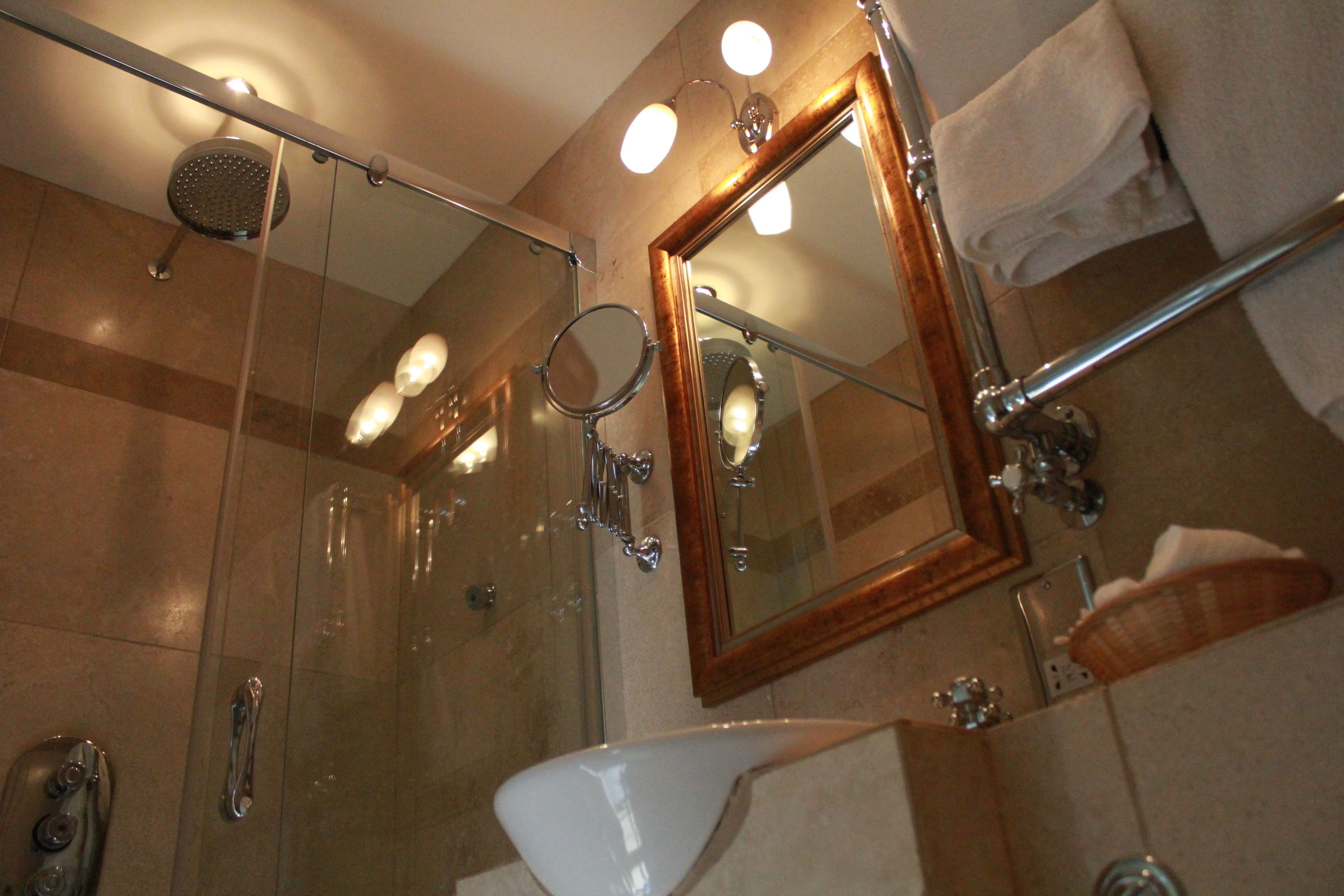 room, 1 double bed (small with shower) | bathroom shower