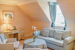 Suite | Living area | 32-inch flat-screen TV with satellite channels, TV - Thackray House (Callander)