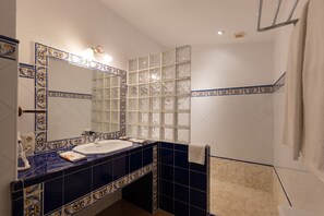 Superior-Zimmer, Bergblick | Badezimmer | Kostenlose Toilettenartikel, Haartrockner