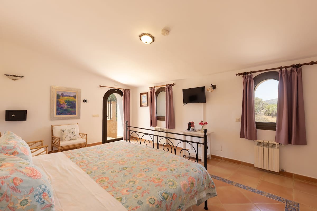 Superior Room, Garden View | 1 bedroom, in-room safe, desk, blackout drapes