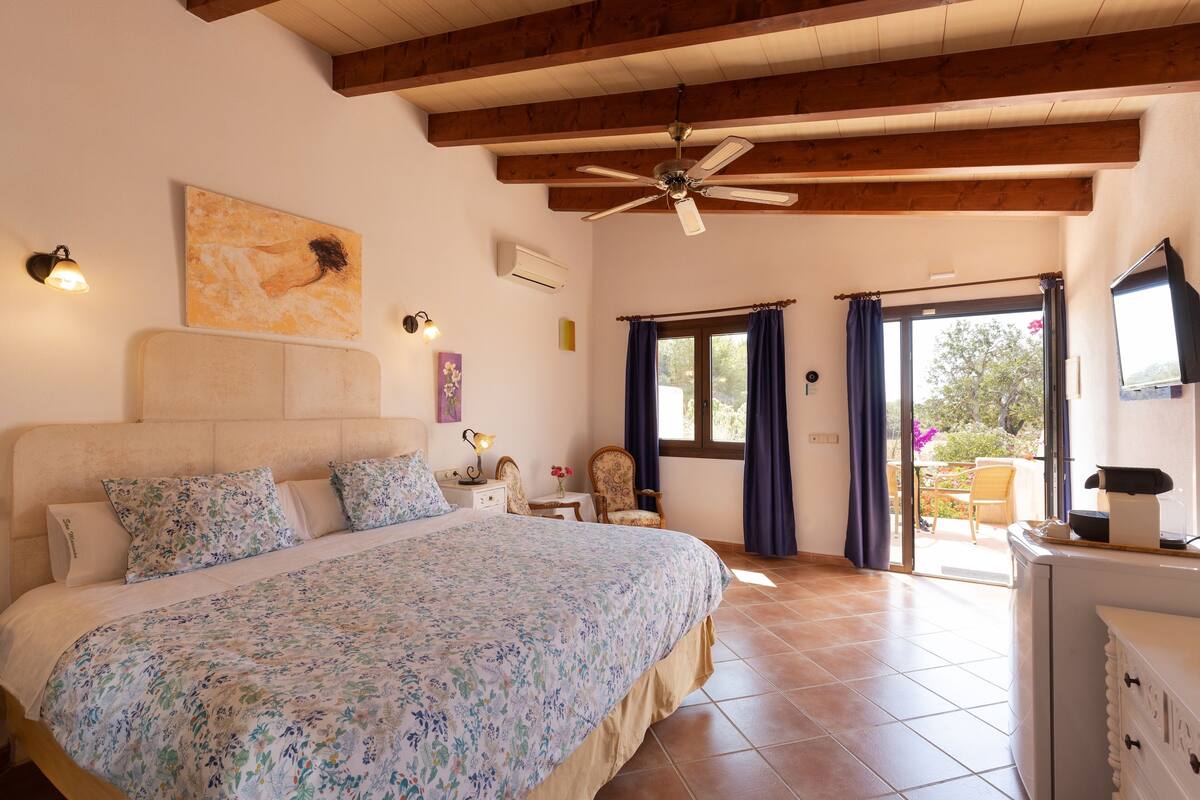 Superior Room, Garden View | 1 bedroom, in-room safe, desk, blackout drapes