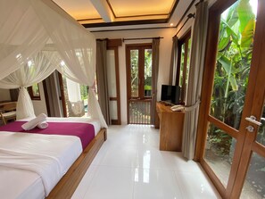 Familienvilla, 2 Schlafzimmer, Poolblick | Minibar, Zimmersafe, individuell dekoriert, individuell eingerichtet