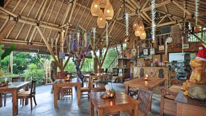 A restaurant with wooden furniture, hanging lights, and a rustic ceiling. - Gusde Tranquil Villas by EPS (Ubud)
